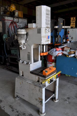 10 Ton, Hydraulic C-Frame Press, 6" stroke, 4" adj., 17.5" x17" bed, 1994 - Image 7