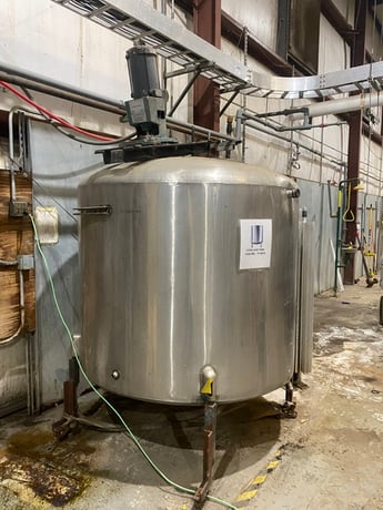 600 gallon Vertical Stainless Steel tank, 4' diameter x 4' 2" high, flat heads, 1 HP off center agitator - Image 1
