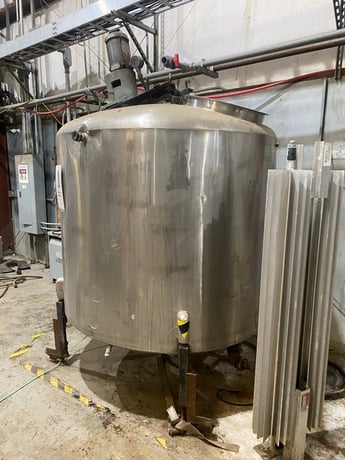 600 gallon Vertical Stainless Steel tank, 4' diameter x 4' 2" high, flat heads, 1 HP off center agitator - Image 3