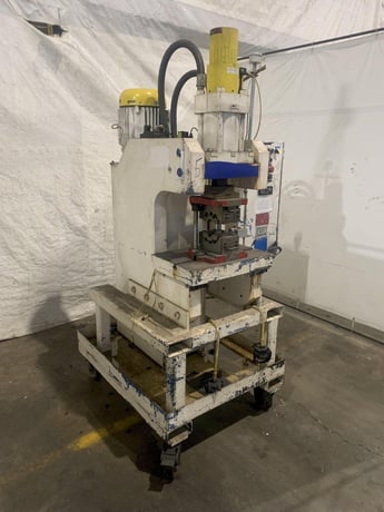 Vertical crimper w/ dies, Manchester Custom 7.5 HP - Image 1