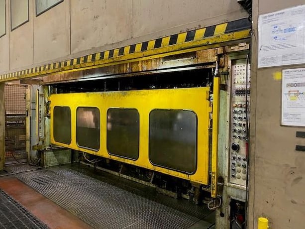 1100 Ton, Fukui #TTD1100T2, straight side transfer press, 11.8" stroke, air clutch, 1996 - Image 3