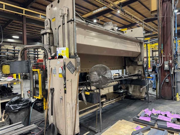 230 Ton, Cincinnati #230-FMII, CNC Press Brake, Touch Screen Control, 12' overall, 10' 6-3/4" between housing - Image 6