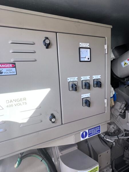 1000 KW Cummins #QST30-G5, diesel generator, sound attenuated enclosure, 277/480 Volts, 20' ISO container - Image 6