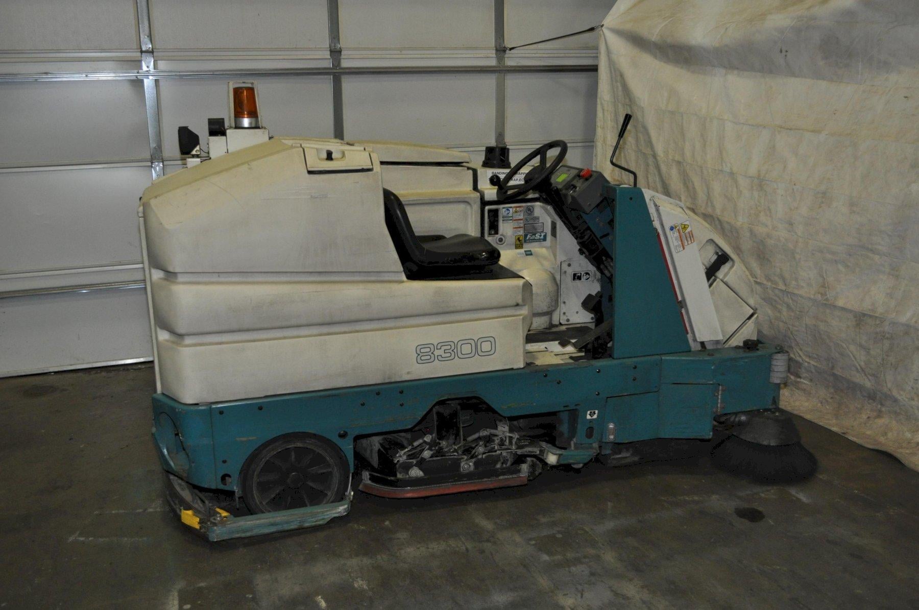 Tennant #8300, sweeper, 480 RPM brush speed, 50" cleaning path sweeping, 40" cleaning path scrubber, 19" side - Image 3