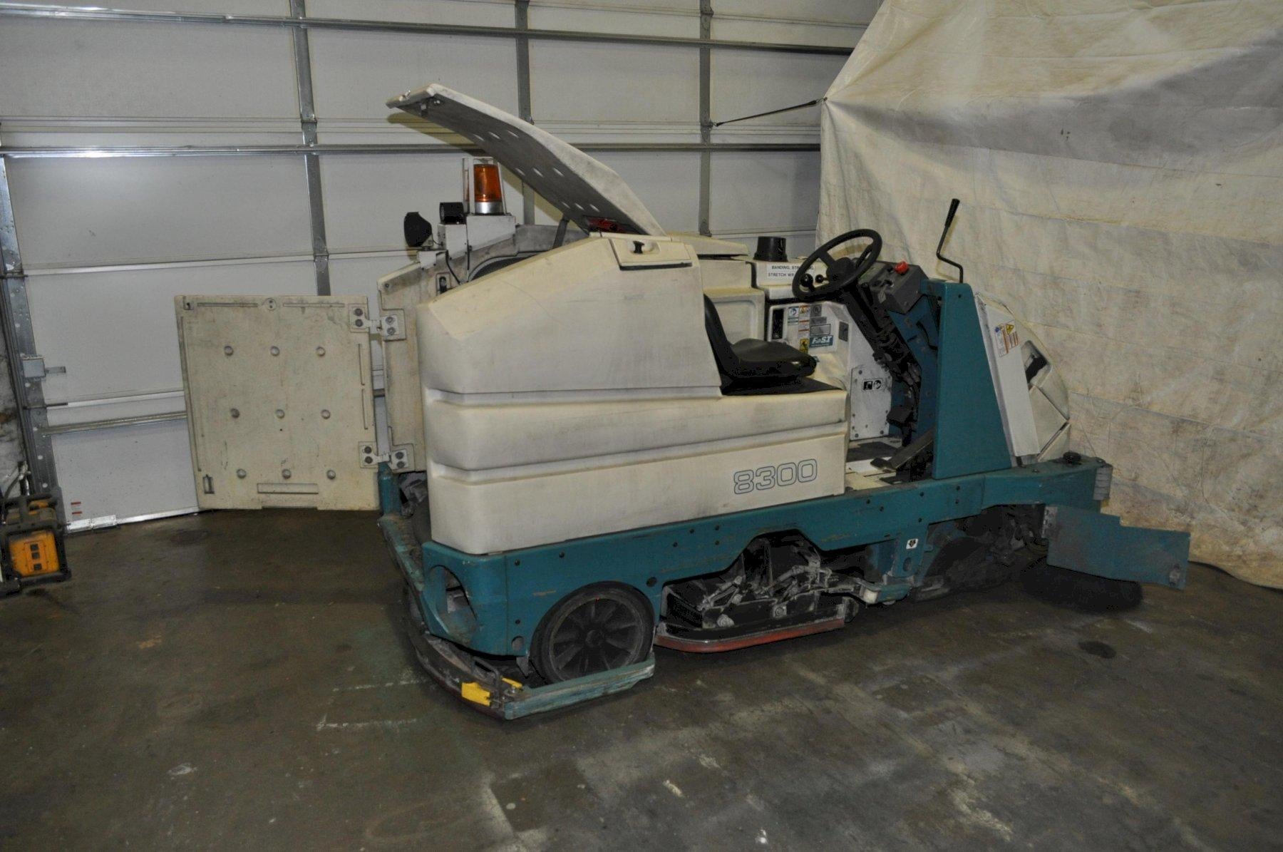 Tennant #8300, sweeper, 480 RPM brush speed, 50" cleaning path sweeping, 40" cleaning path scrubber, 19" side - Image 10