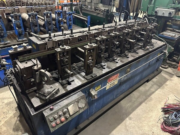 8 Stand, Dahlstrom #400-8OB, 1.5" arbor, 4"-7" roll range, 8" roll space, 13" horizontal centers, 10 HP - Image 1