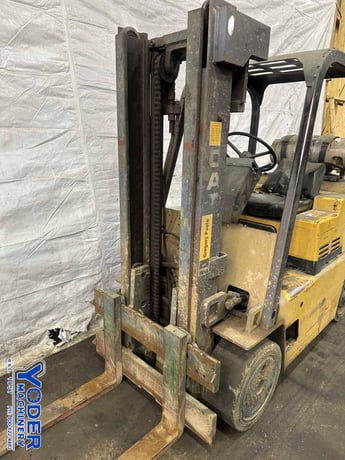 8000 lb. Caterpillar #T80D, LPG forklift, 123" lift height, side shift, roll cage, 4 cylinder engine - Image 4