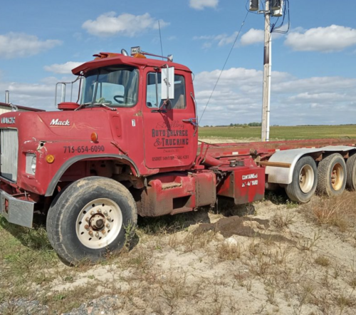 Mack rolloff truck, 75000 lb. roll off lifting capacity, single stack, 50 gallon fuel tank, 1987 - Image 2