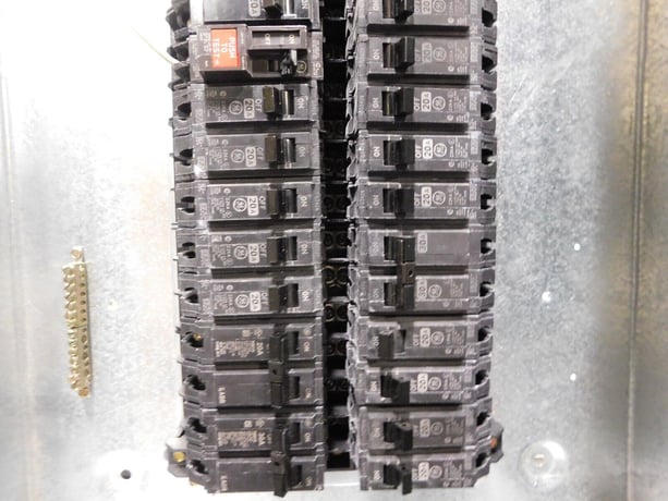 100 Amp. General Electric, AQF3301ABX, Spectra A-Series, panelboard, 4-wire, 120/208Y Volts - Image 7