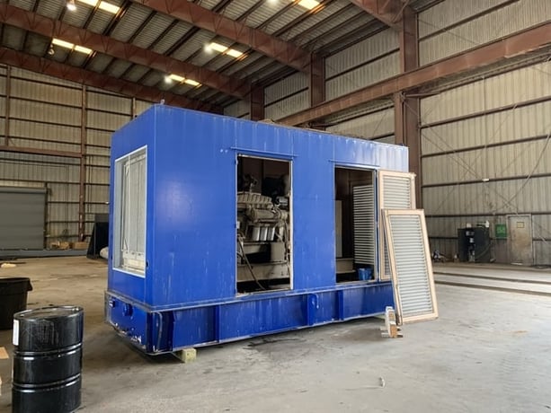 600 KW Cummins #680FDR7028GH-W, standby duty, 227/480 Volts, enclosure, Tier 2, 2006 - Image 2