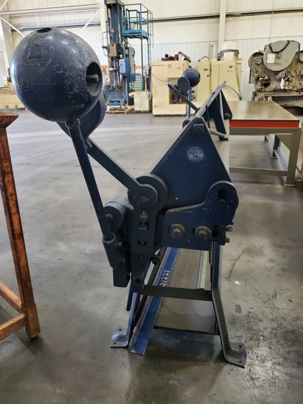12 gauge x 8' Chicago #812, manual apron brake, independent manual clamping on each end w/adjustment - Image 5