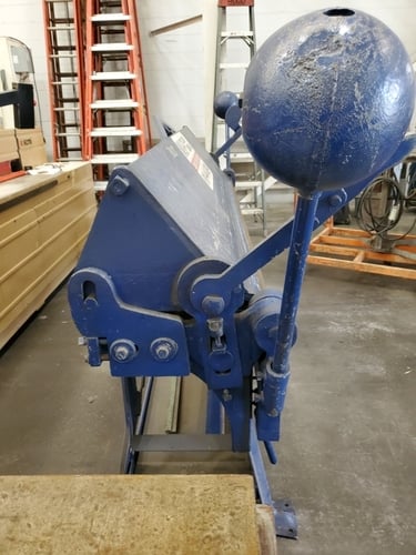 12 gauge x 8' Chicago #812, manual apron brake, independent manual clamping on each end w/adjustment - Image 7