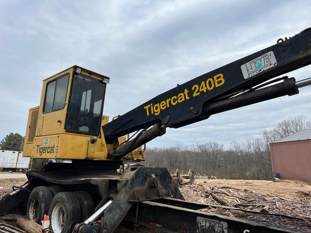 Tigercat #240B, Log Loader w/ Slasher Saw, under power, available for inspection - Image 3