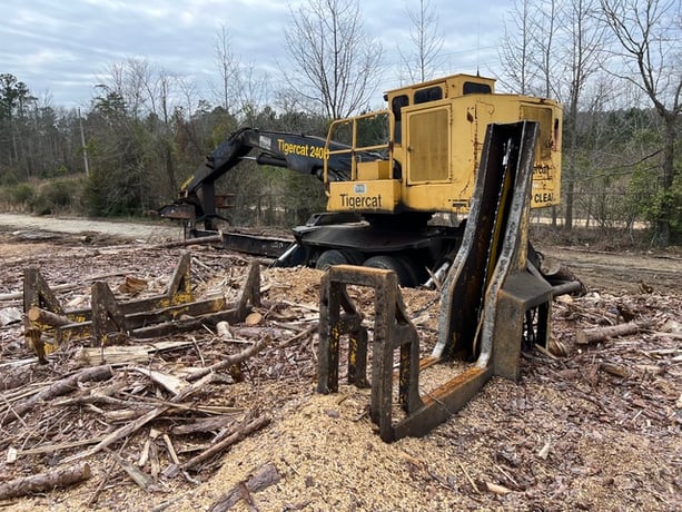 Tigercat #240B, Log Loader w/ Slasher Saw, under power, available for inspection - Image 5