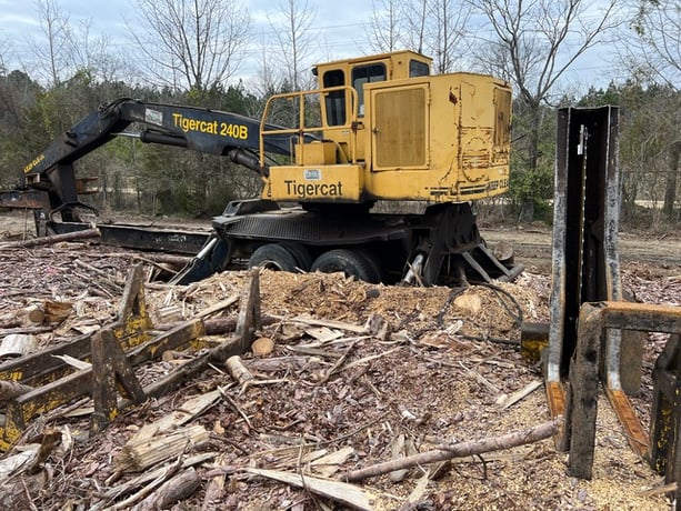 Tigercat #240B, Log Loader w/ Slasher Saw, under power, available for inspection - Image 6