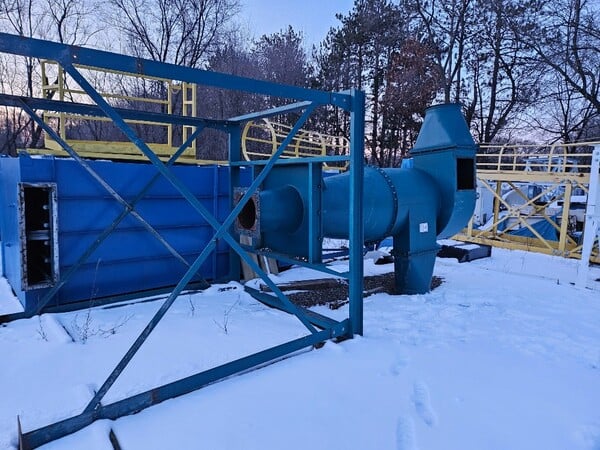 TORIT #64PJD8, with 36" cyclone, 14" airlock, (64) 8" bag set, ladder & platform - Image 1