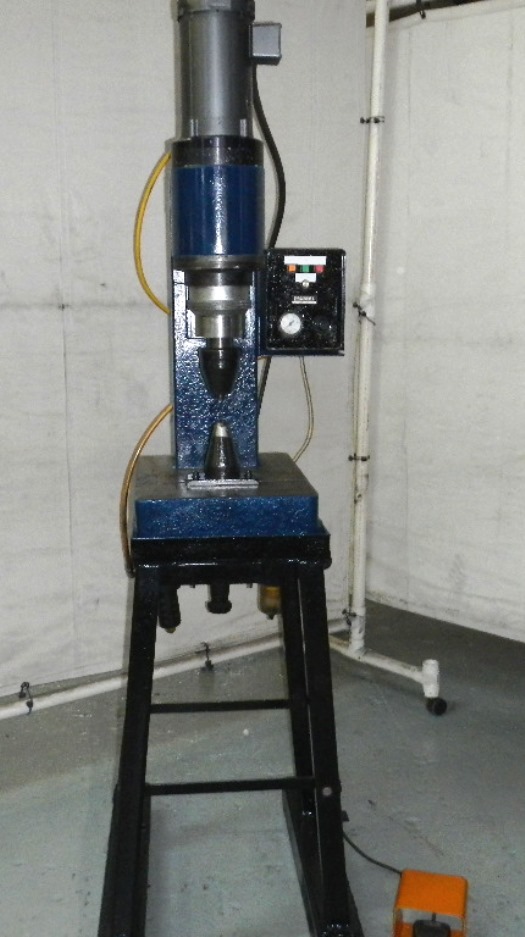 Taumel #T-501, riveter, 0.55" rivet capacity, 6.6" throat, 14" x18" bed, 2000 - Image 2