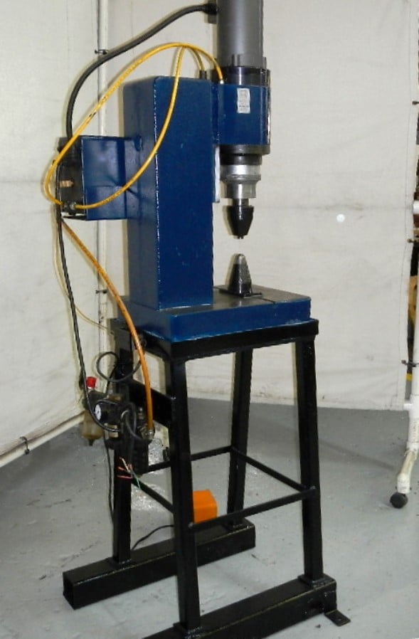 Taumel #T-501, riveter, 0.55" rivet capacity, 6.6" throat, 14" x18" bed, 2000 - Image 6
