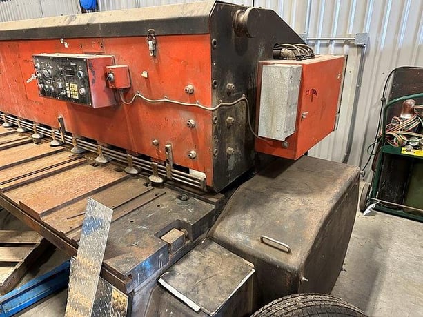 1/4" x 13' Amada #M-4045, mechanical squaring shear, 174" blade length, 50 SPM, 40" front operated power back - Image 2