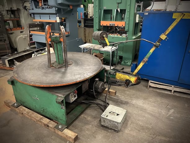 15000 lb. AWC #F-500, Pallet Uncoiler, 30" Width, 80" outside dimensions, 0-300 FPM, 2001 - Image 1