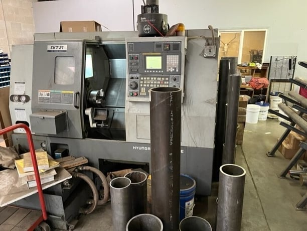 Hyundai Kia #SKT21, CNC lathe, 21.7" swing, 8" chuck, 2.5" bar, 13.8" turning diameter, Fanuc 21i-TB, 2007 - Image 4