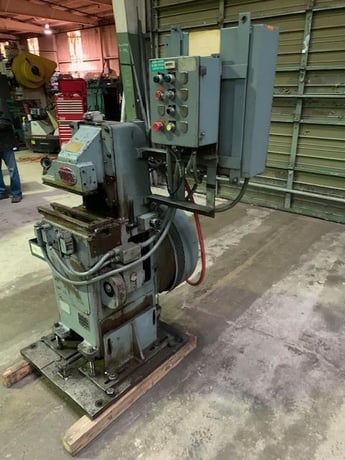 25 Ton, Yoder #P-25, cut-off press, 4.5 stroke, 8.5" open, 45" passline, air clutch - Image 4