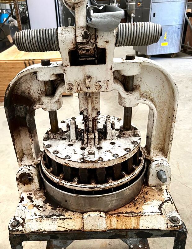 Dutchess Bakers' Machinery #BM58 / BM57, superior dough divider, 36 portion - Image 4