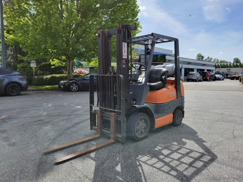 5000 lb. Toyota #42-6FGCU25, Forklift, 189" lift height, 42" Fork Length, 83" Mast lowered height, 3 Mast - Image 1