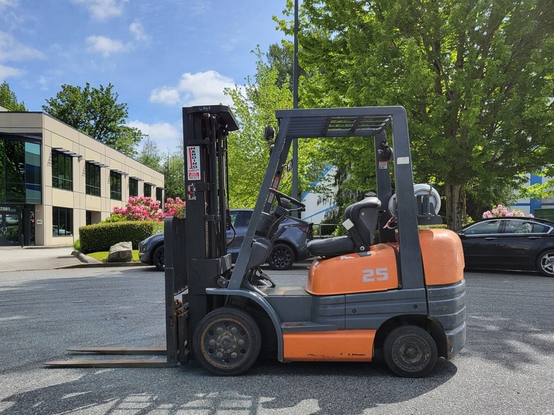 5000 lb. Toyota #42-6FGCU25, Forklift, 189" lift height, 42" Fork Length, 83" Mast lowered height, 3 Mast - Image 3