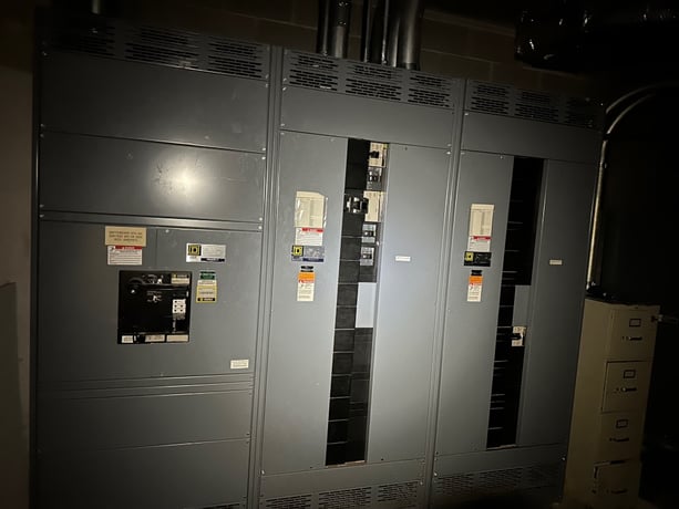 1600 Amp. Square D panel 3 section 3 phase 4 wire, with one pxf3616, 1- QDA32225, 1- Q432400, 2- JGA36200, 3 - Image 2