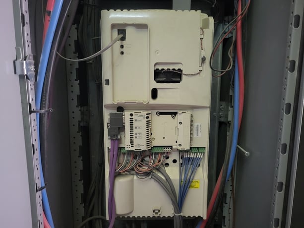 50 HP ABB, ACS-800-U1-0060-7, AC Drive (VFD), 52 amps, S/N 1082201465 - Image 1