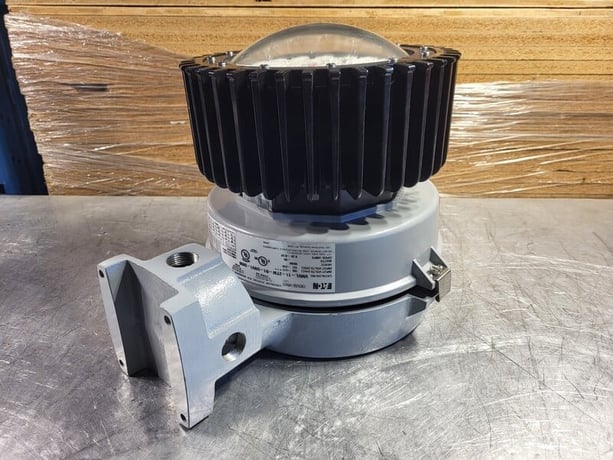 Crouse-HINDS #VMVL-11-2TW-R1-UNV1-S890, LED Luminaire, 320W HID, 92 Watts, 11000 Lumens - Image 1