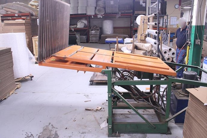 Nichols #300, Carton Layback Machine, 300 lb. capacity, 6' x 4' platform, 4" bore x 20" stroke cylinder - Image 4