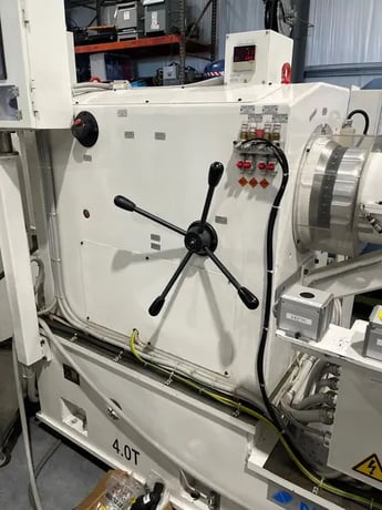 Nagahama Schenck #400-VBRM, engine balancing machine, 23.62" max length, 2015 - Image 6