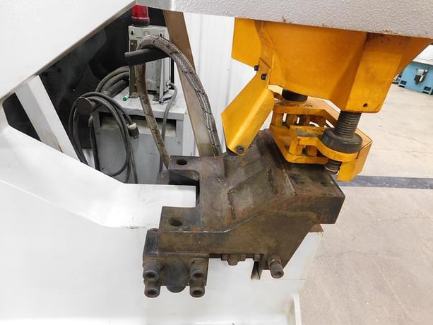 5.9" x 5.9" x .51" Ermaksan #EKM 110-180, hydraulic ironworker, 121 ton, 3.15" stroke, 24" throat, 2011 - Image 6