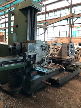 3.5" Tos #W9A, ISO 40, power draw bar, 39" x44" pwr rotary table, 3-Axis digital read out, 18 speeds: 28-1400 - Image 3
