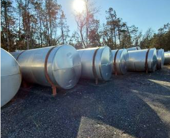 5800 gallon 304 Stainless Steel Horizontal Tank on legs, 82" H x 300" L, 2.5" fitting size - Image 2