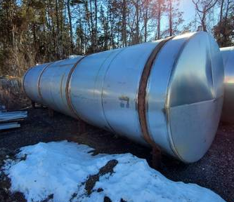 5800 gallon 304 Stainless Steel Horizontal Tank on legs, 82" H x 300" L, 2.5" fitting size - Image 3