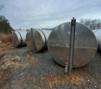 5800 gallon 304 Stainless Steel Horizontal Tank on legs, 82" H x 300" L, 2.5" fitting size - Image 4
