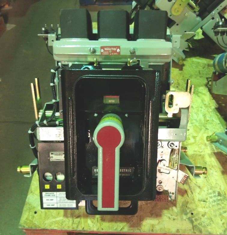 800 Amps, General Electric, AKRU-10D-30S, manually operated, electrically operated, drawout - Image 1