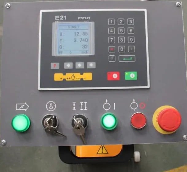 33 Ton, GMC #HPB-3305CNC, CNC Press Brake, 5' overall, Estun Control, 24" Back Gauge - Image 3