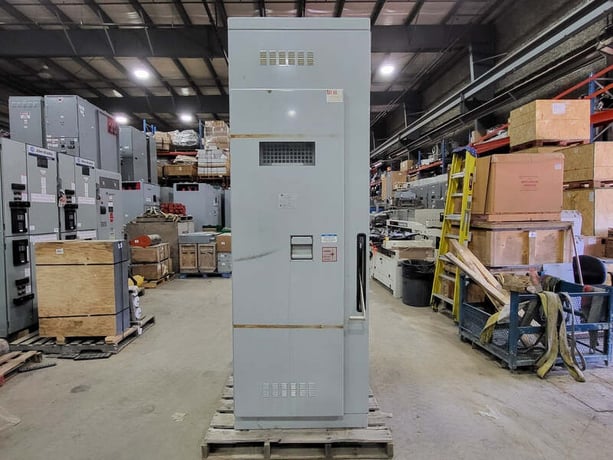 S & C Electric Co, switchgear unit, 1200 amps, 3 pole, 4760 Volts - Image 1
