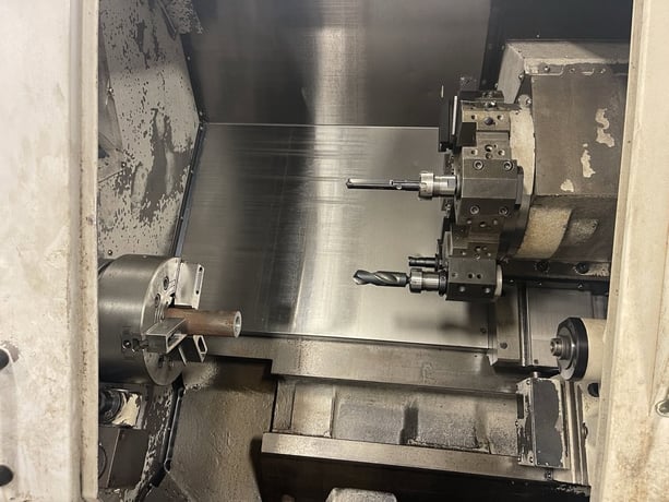 Daewoo Doosan #Puma-240, CNC Lathe, 10" Chuck, 4500 RPM, 21.7" Swing, Chip Conveyor & Tailstock, 2005 - Image 2