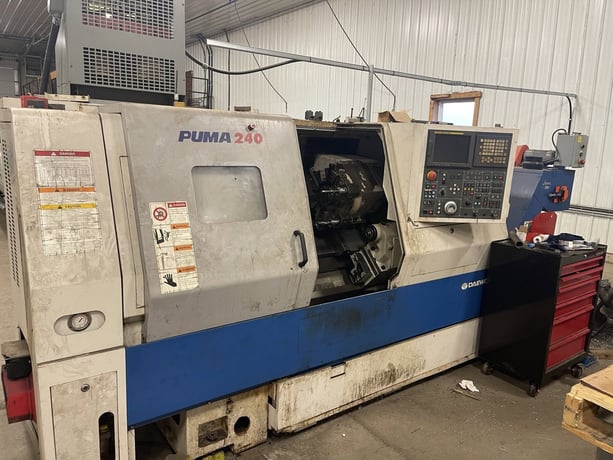Daewoo Doosan #Puma-240, CNC Lathe, 10" Chuck, 4500 RPM, 21.7" Swing, Chip Conveyor & Tailstock, 2005 - Image 4