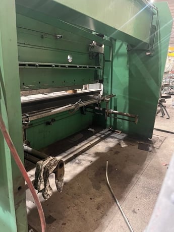 300 Ton, Pacific #K300-12, hydraulic press brake, 24' overall, 125-1/2" between housing, 12" stroke, 30 HP - Image 4