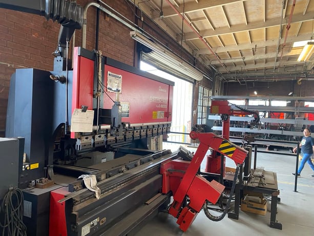 80 Ton, Amada #Astro-FBD8025, robot hydraulic press brake, 10' overall, 86.6" between housing, 1998 - Image 1