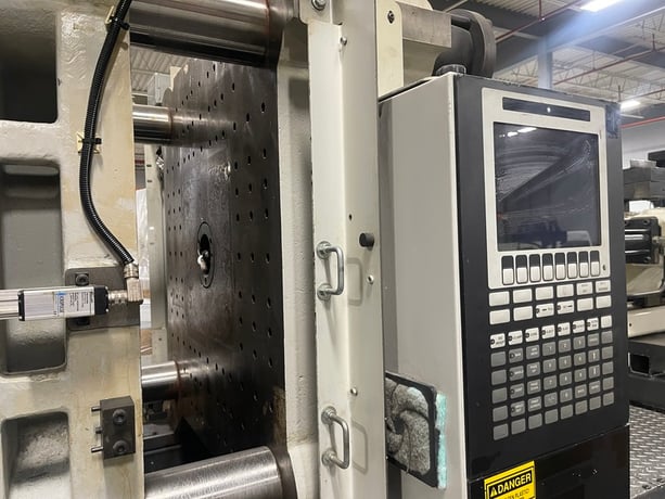 310 Ton, 22 oz., Cincinnati Milacron #MT310-22, injection molding machine, 60 screw diameter, 2002 - Image 8