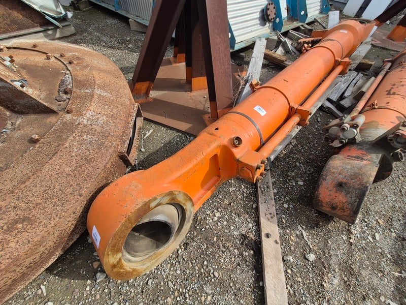 Hitachi #EX3600-5, parts R/H bucket/dump cylinder for shovel - Image 1