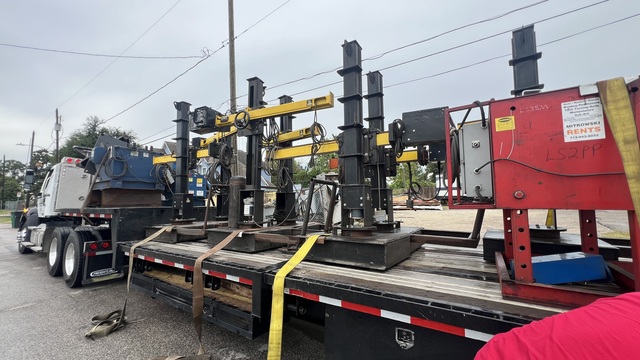 4' x 4' Stinger, maniuplator w/powered vertical travel, column is mounted on a heavy duty slowing bearing - Image 1