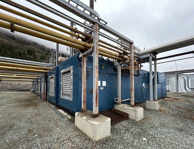 1450 KW Caterpillar #3516BHD, diesel generator, skid mounted, 4160 Volts, 24283 hours, 2008 - Image 9